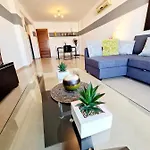 Stunning C106 With Balcony Looking Over Pool Apartman