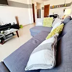 Stunning C106 With Balcony Looking Over Pool Apartman Péjia