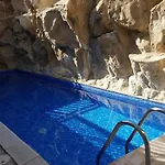Stunning C106 With Balcony Looking Over Pool Apartman Péjia