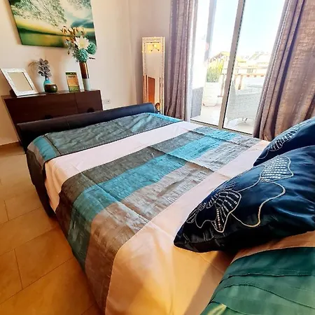 Stunning C106 With Balcony Looking Over Pool Apartamento