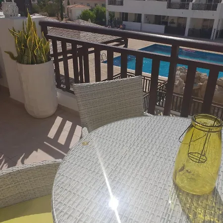 Stunning C106 With Balcony Looking Over Pool Appartamento Peyia