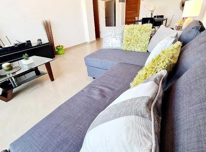 Stunning C106 With Balcony Looking Over Pool Appartamento Peyia