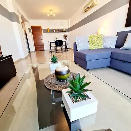 Stunning C106 With Balcony Looking Over Pool דירה