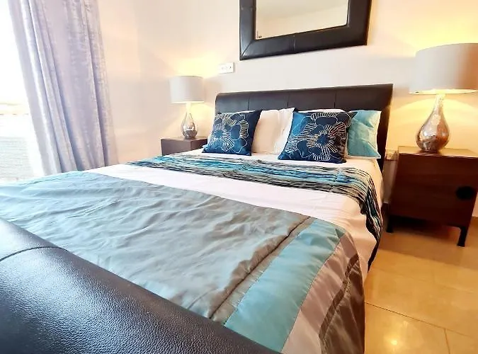 Stunning C106 With Balcony Looking Over Pool Apartament